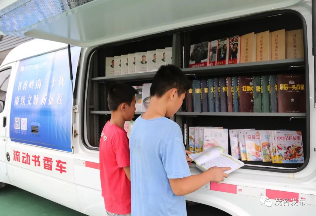 小朋友在选购喜爱的书籍。茂名日报社全媒体记者 李颜东 摄