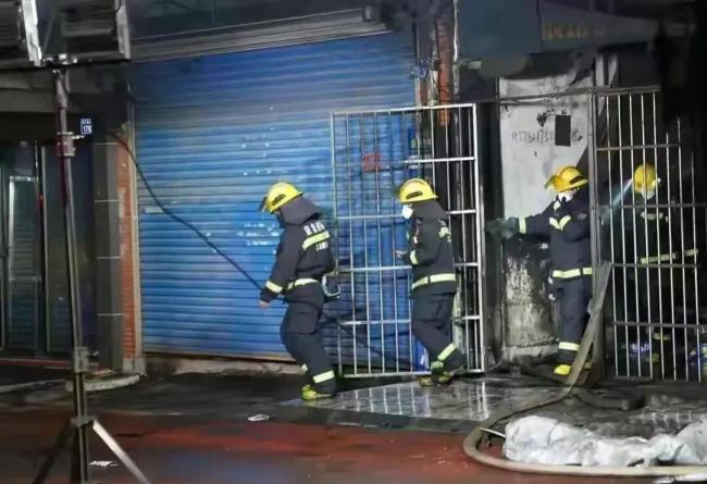 江西新余火灾致39死9伤 初步原因查明 消防人员在浓烟中进行拼命搜救，临街店铺遭受了巨大的损失
