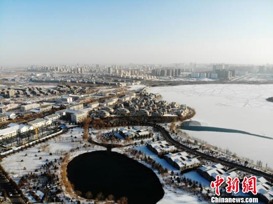 12月中旬，冬日降雪后的甘肃戈壁城市张掖出现了“湖光雪色”美景。　杨艳敏 摄