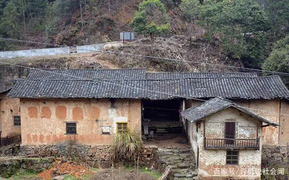 村子里仍然有老房子，但是户口不在农村，想要重新盖房子可以吗？